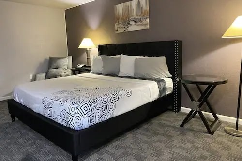 Motel room renovation project photo 33